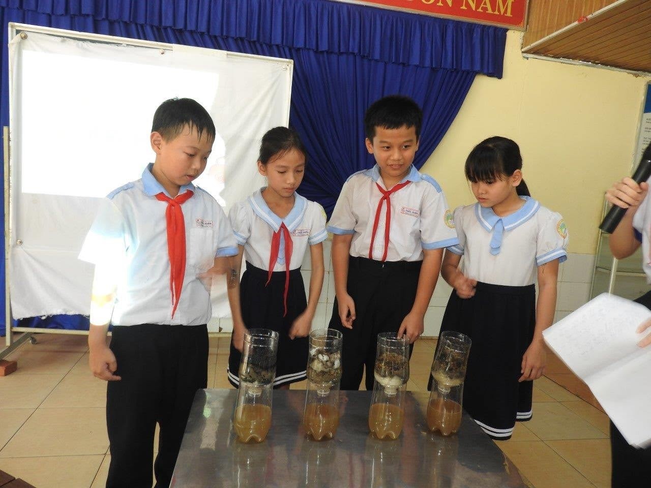 中学生が環境教育で学んだことを小学生に伝えました(水処理施設編)：ベトナム