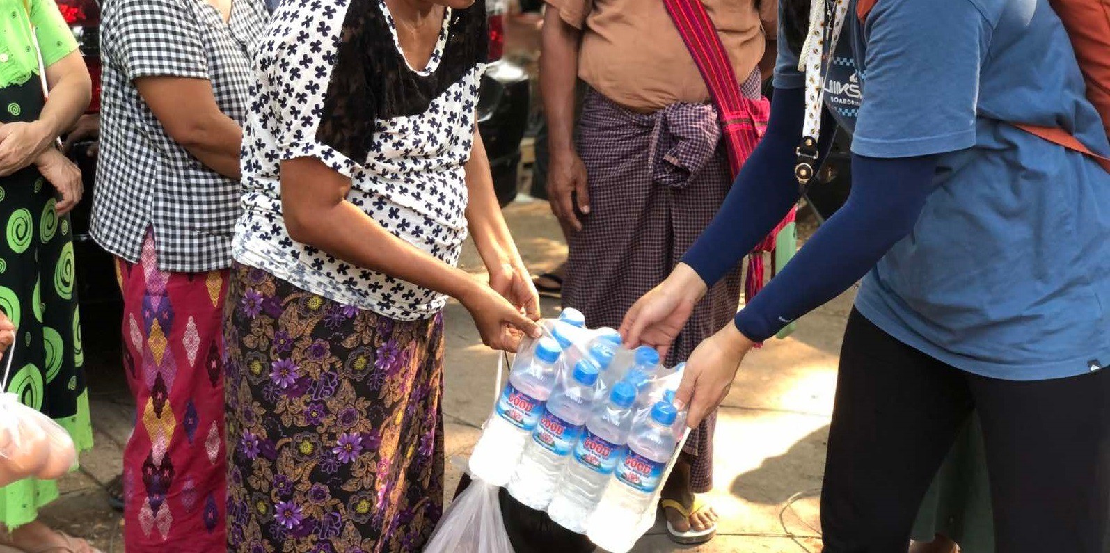 地震被災地の緊急物資配布（第一陣）：ミャンマー