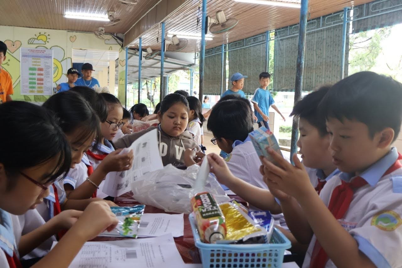 小学生たちがバーコードを使ったごみの分析について学びました：べトナム