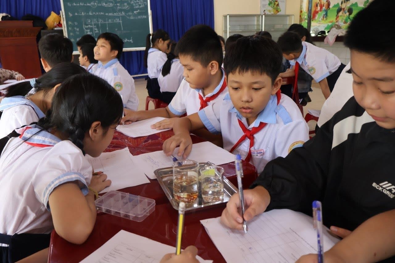 小学生たちがマイクロプラスチックの分割実験をしました：ベトナム