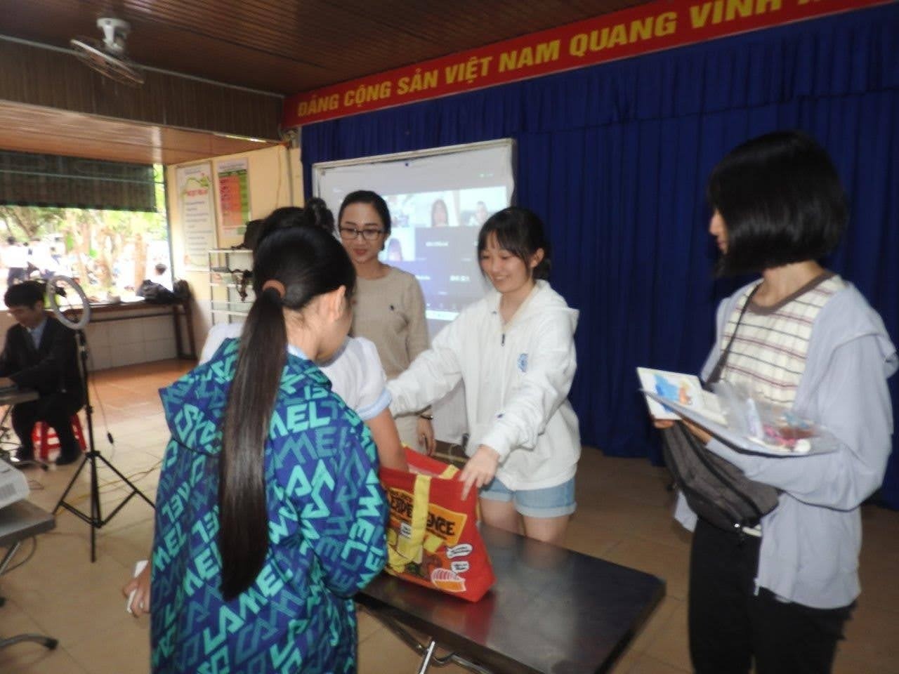 名古屋の高校生がベトナムを訪問して授業を行いました：ベトナム