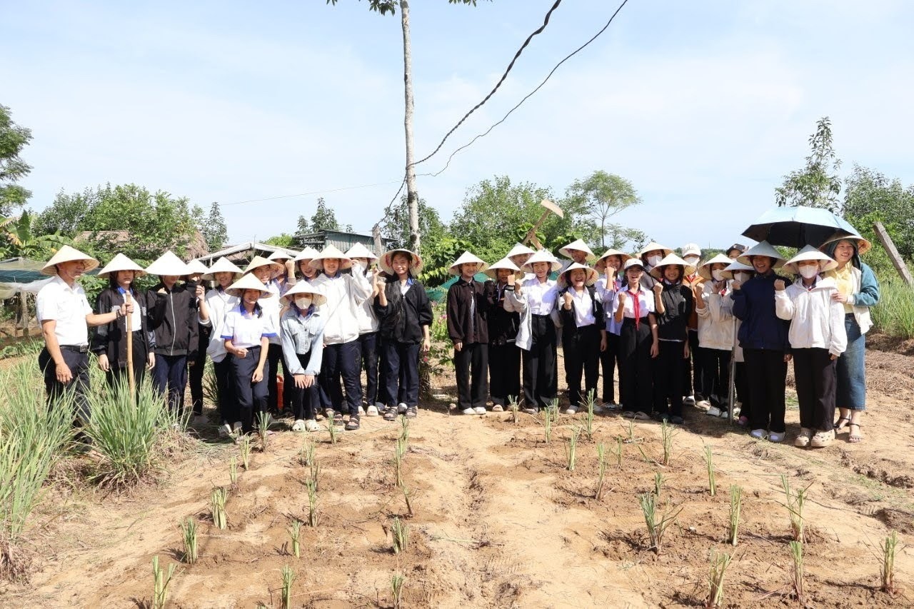 夏休みの課外活動  中学生たちがBAJの農場を訪れました：ベトナム