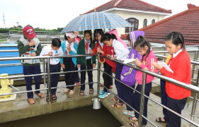 校外学習として子どもたちと水道局を訪問：ベトナム