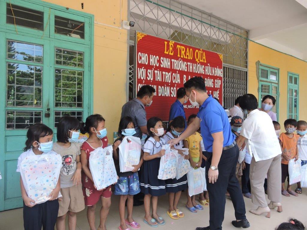 フエ市浸水被害支援金より子どもたちに参考書を寄贈：ベトナム