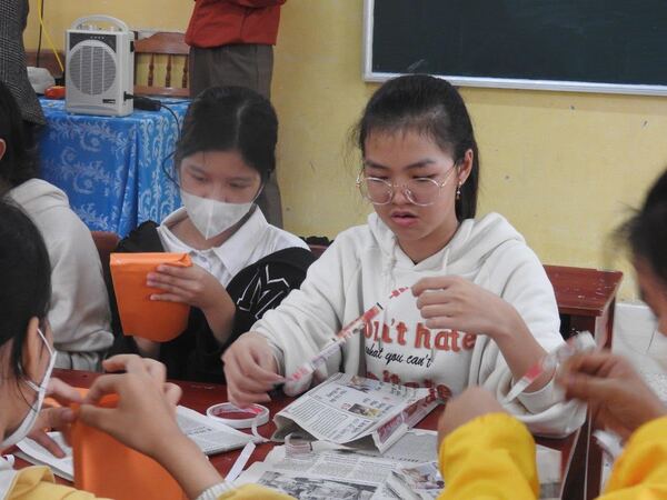 新聞紙で紙バッグを作ろう～リサイクル体験～：ベトナム