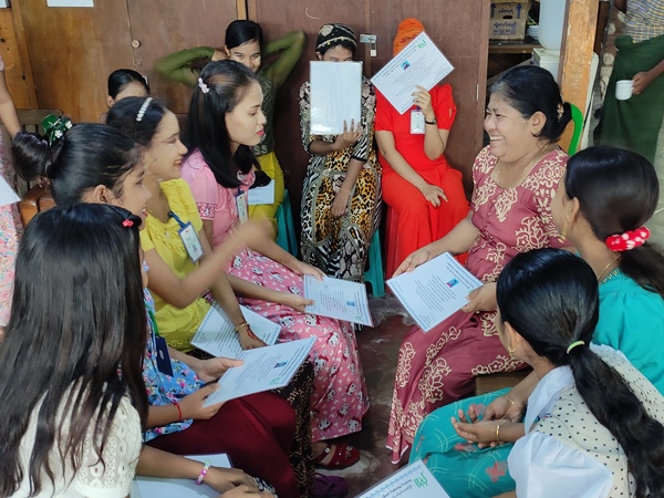 夢広がる裁縫訓練の女性たち：ミャンマー
