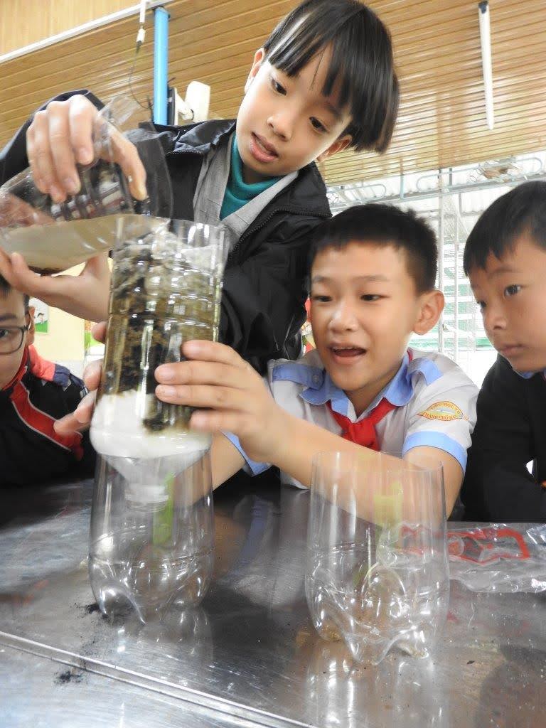 水質汚染を学び、ミニ浄水器をつくろう：ベトナム